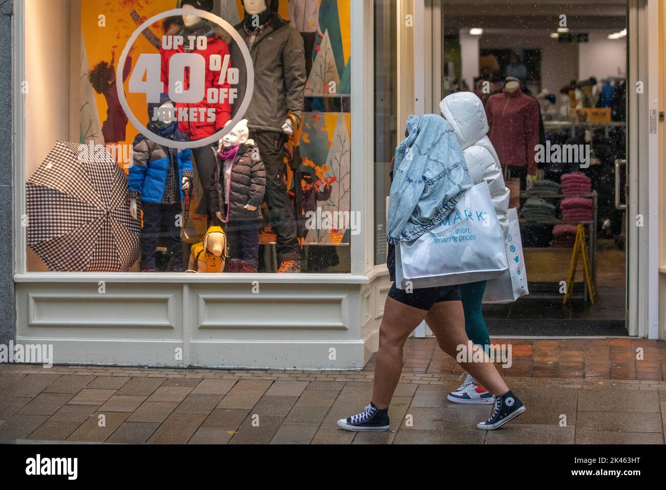 Hausfriedensverkauf 40 % Rabatt auf Jacken in Preston. UK Wetter 30 Sep 2022; Lancashire wird von starken Winden, Regen und kühlen Temperaturen gesprengt, wenn das wilde Wetter greift. Die Überreste des Wirbelsturms Ian von der anderen Seite des Atlantiks verbinden sich mit der tropischen Luft aus dem Jetstream, um eine Niederdruckperiode mit starken Orkanwinden, lokal über 60mph, und starkem Regen in den Nordwesten zu bringen. Kredit; MediaWorldImages/AlamyLiveNews Stockfoto