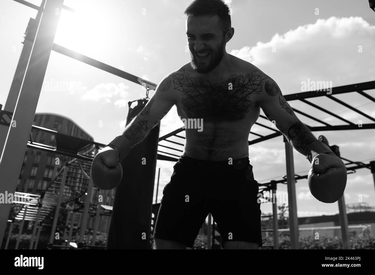 Ein Mann trainiert in Boxhandschuhen auf der Straße Stockfoto