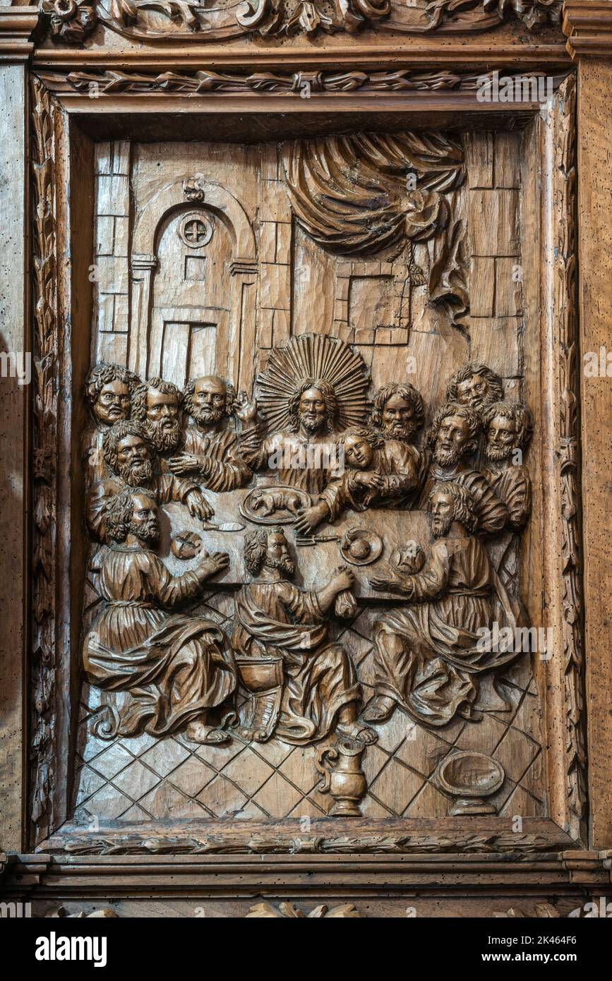 Eine Holzschnitzerei des Letzten Abendmahls, über den wunderschön geschnitzten hölzernen Chorgestühl (1728) in der Chiesa Matrice in der sizilianischen Stadt Linguaglossa Stockfoto