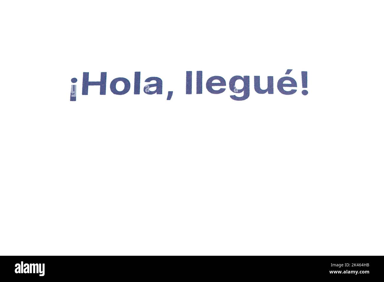 Hola, Llegue-Text auf weißem Hintergrund mit Kopierfläche (Hallo, ich kam an) Stockfoto