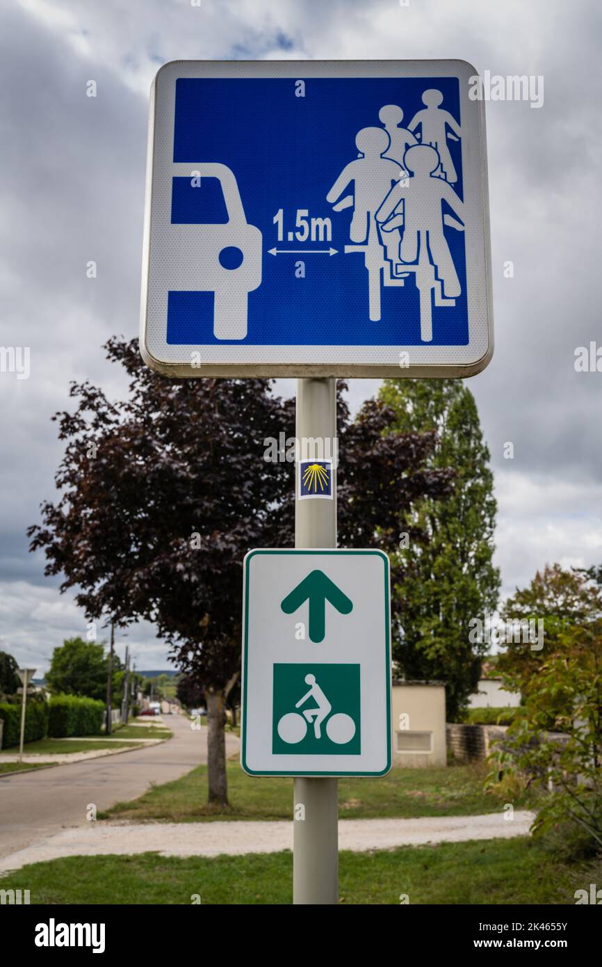 Französisches Straßenverkehrssicherheitsschild zur Sensibilisierung für den sicheren Abstand zwischen Radfahrern und Autos. Stockfoto