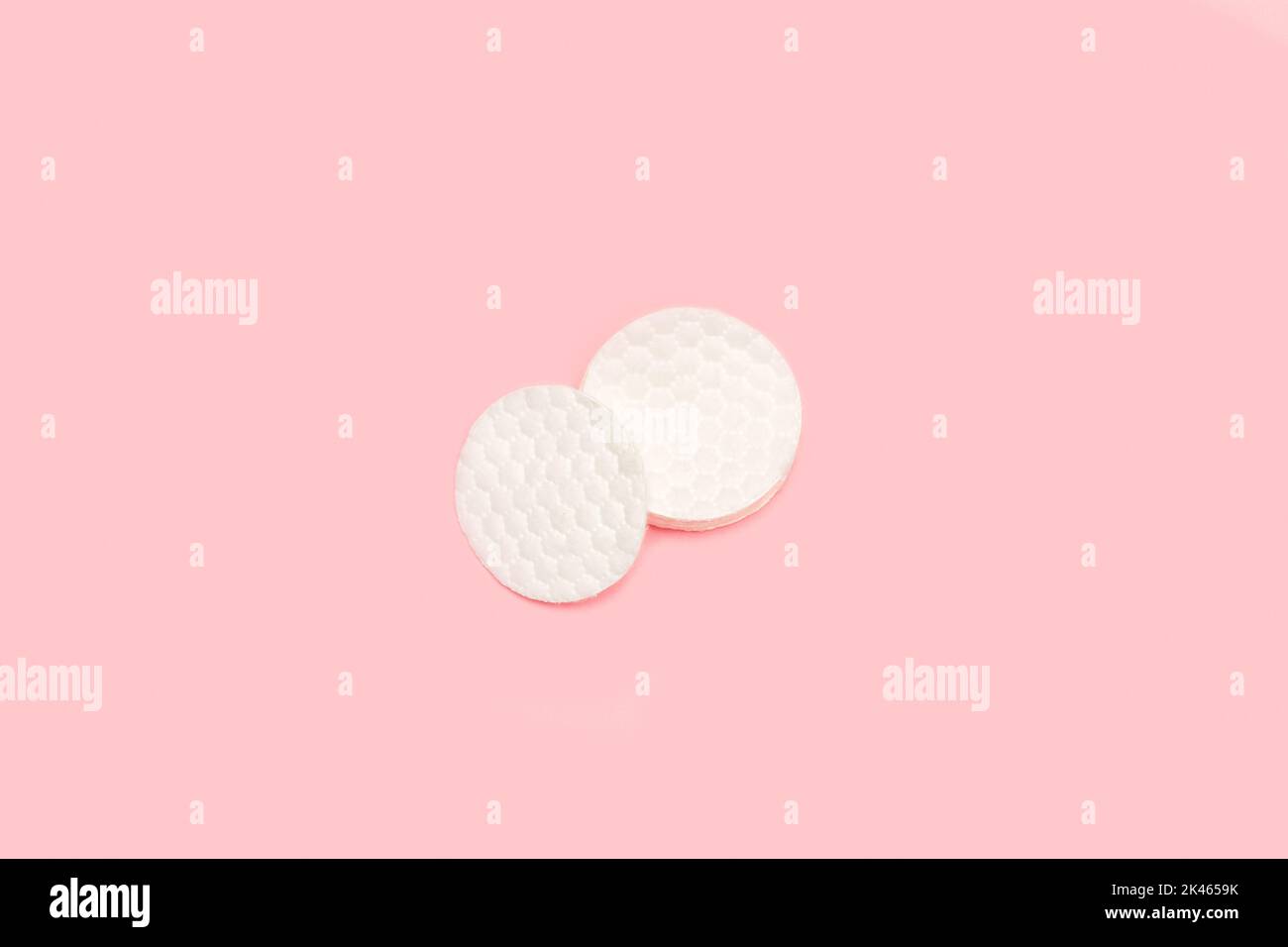 Runde Wattepads auf einem rosa Hintergrund mit Kopierfläche Stockfoto