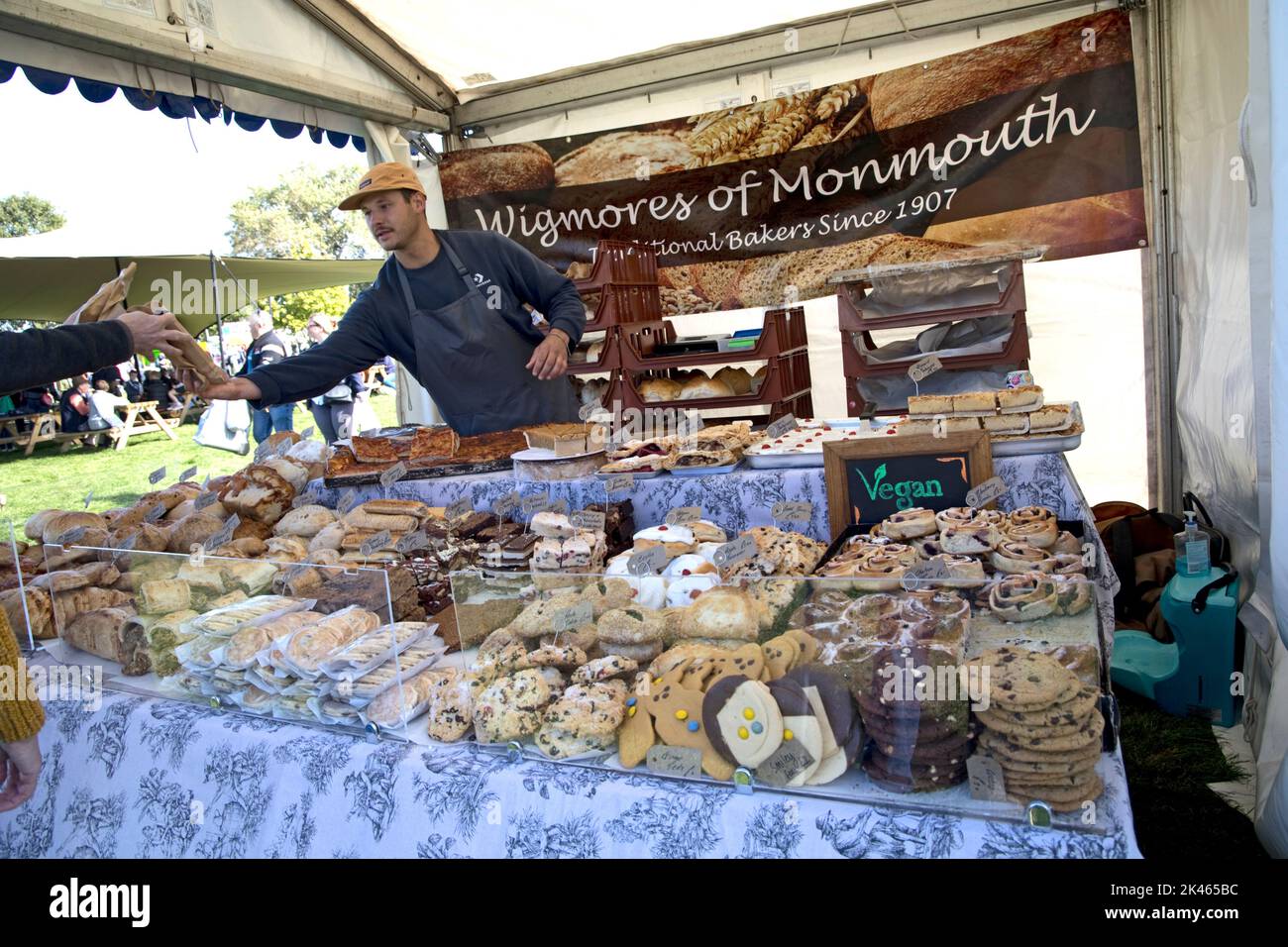 Stephan serviert Brot am Wignmores Brotstand Herbstshow im Three Counties Showground, Great Malvern, Großbritannien Stockfoto