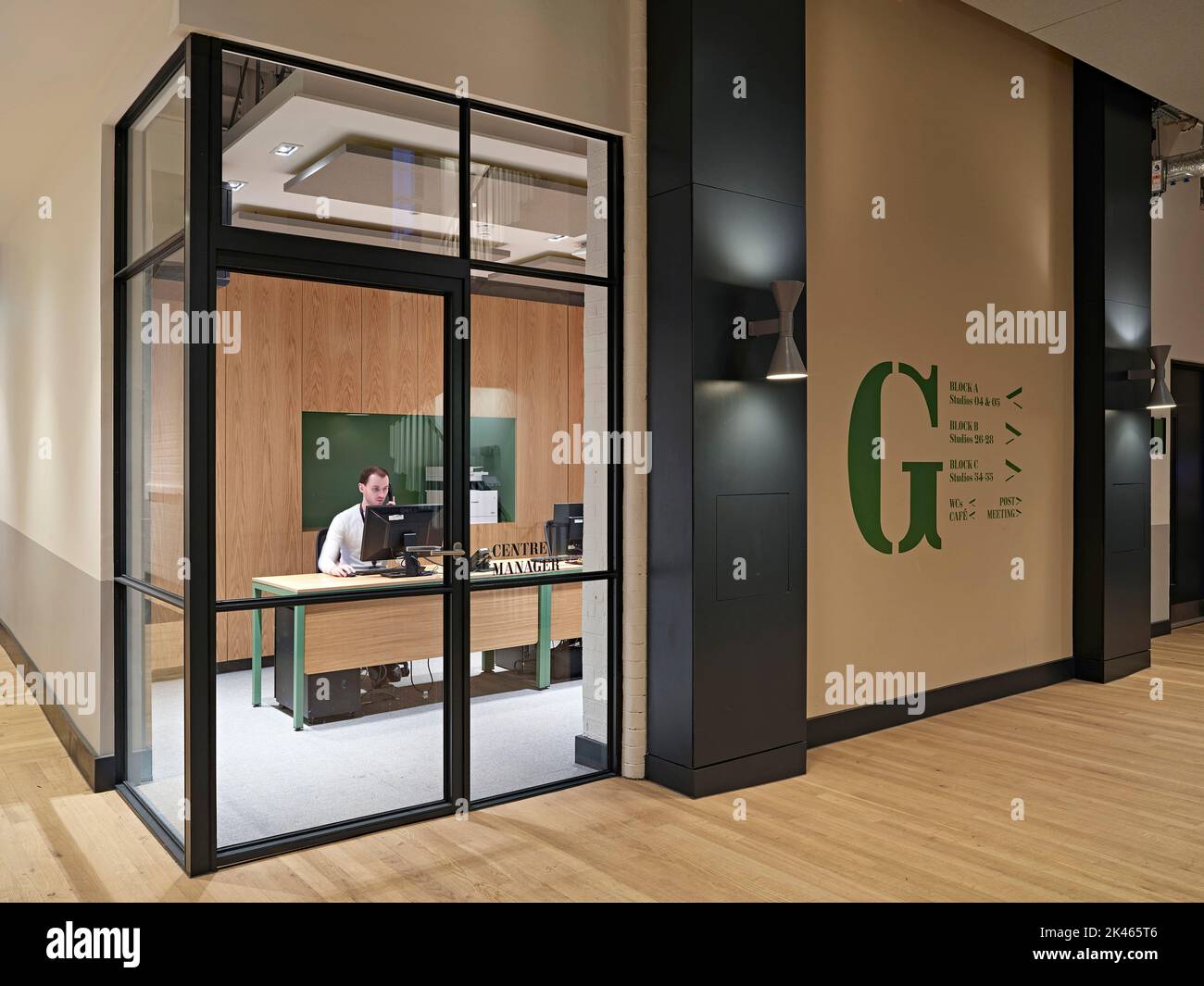 Bürofläche im Erdgeschoss. Pall Mall Deposit, London, Vereinigtes Königreich. Architekt: Stiff + Trevillion Architects, 2021. Stockfoto