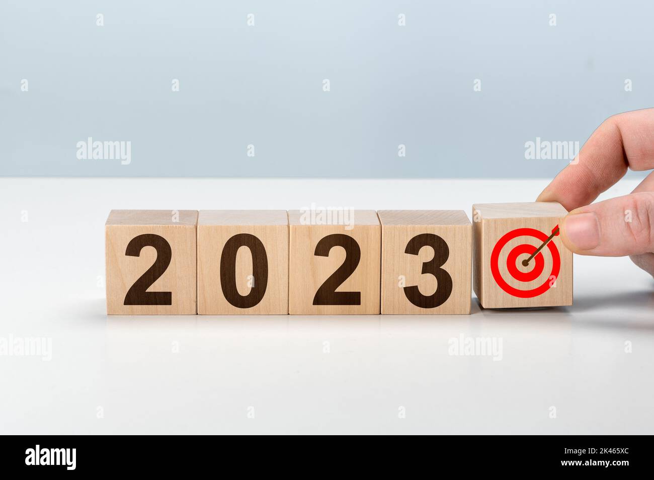 2023 Aktionsplan. Würfel mit Text 2023, Plan, Ziel, Aktion. Zu tun Liste und Plan für das nächste Jahr. Holzwürfel mit 2023, Plan, Ziel, Ziel. Entwicklung Stockfoto