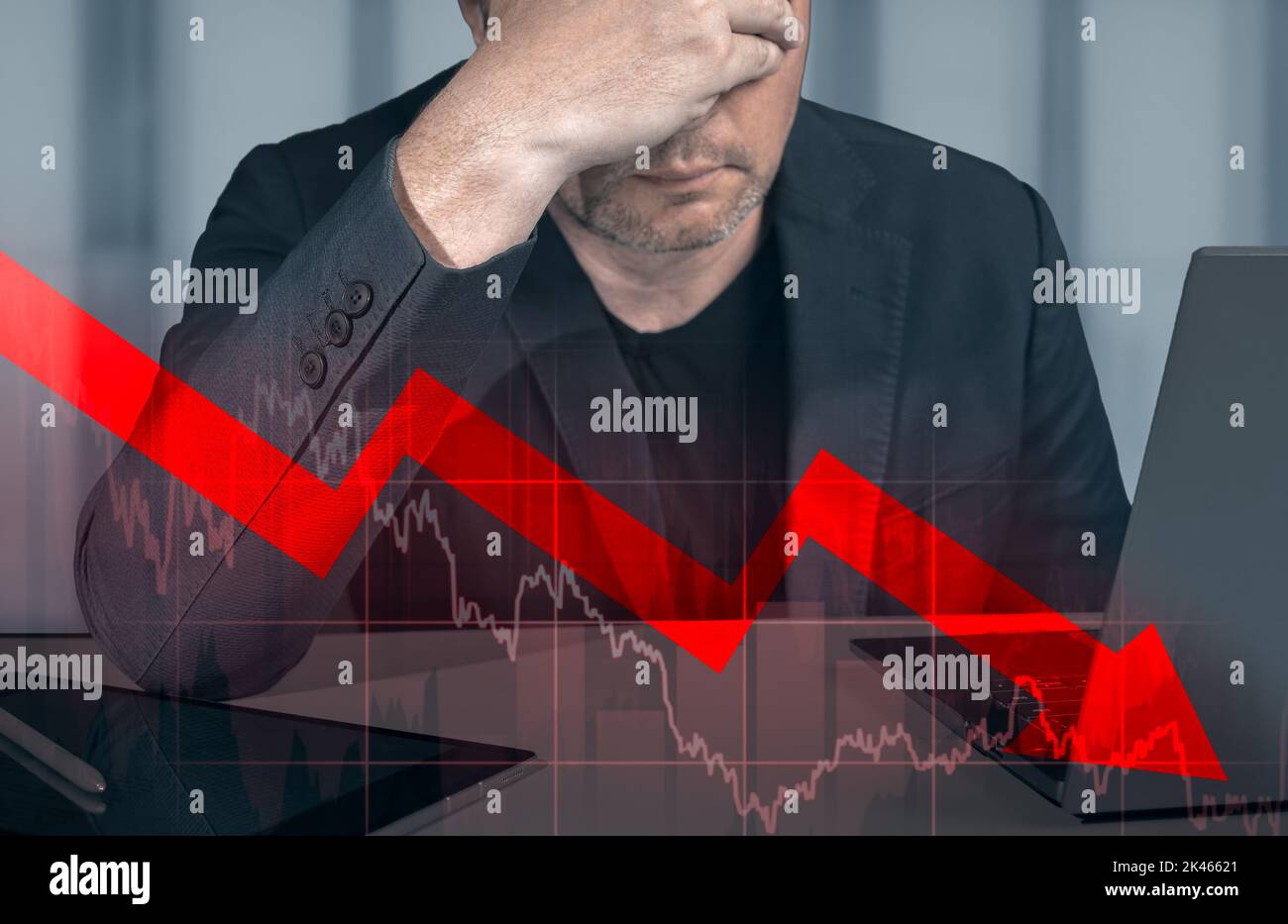 Ein niedergedrückter Geschäftsmann, der die Hände auf dem Kopf hielt und sich die abfallende Grafik ansah. Börsenwertverlust Trading Graph Analyse Investmentindikator Stockfoto