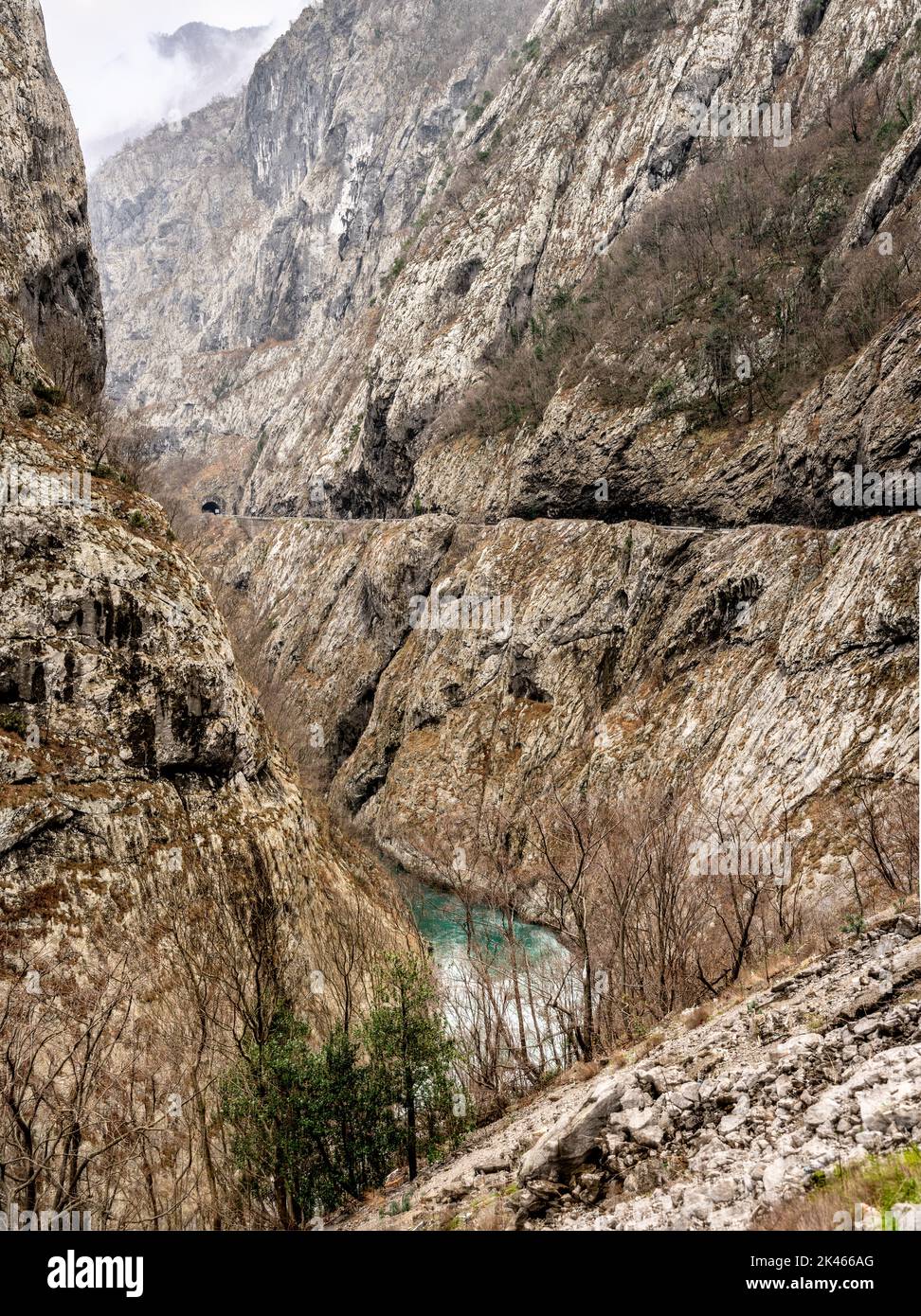 Schöne Schlucht des Flusses Moraca im Winter, Montenegro oder Crna Gora, Balkan, Europa. Große Berge und Straße mit Autos in Nord-Montenegro Stockfoto