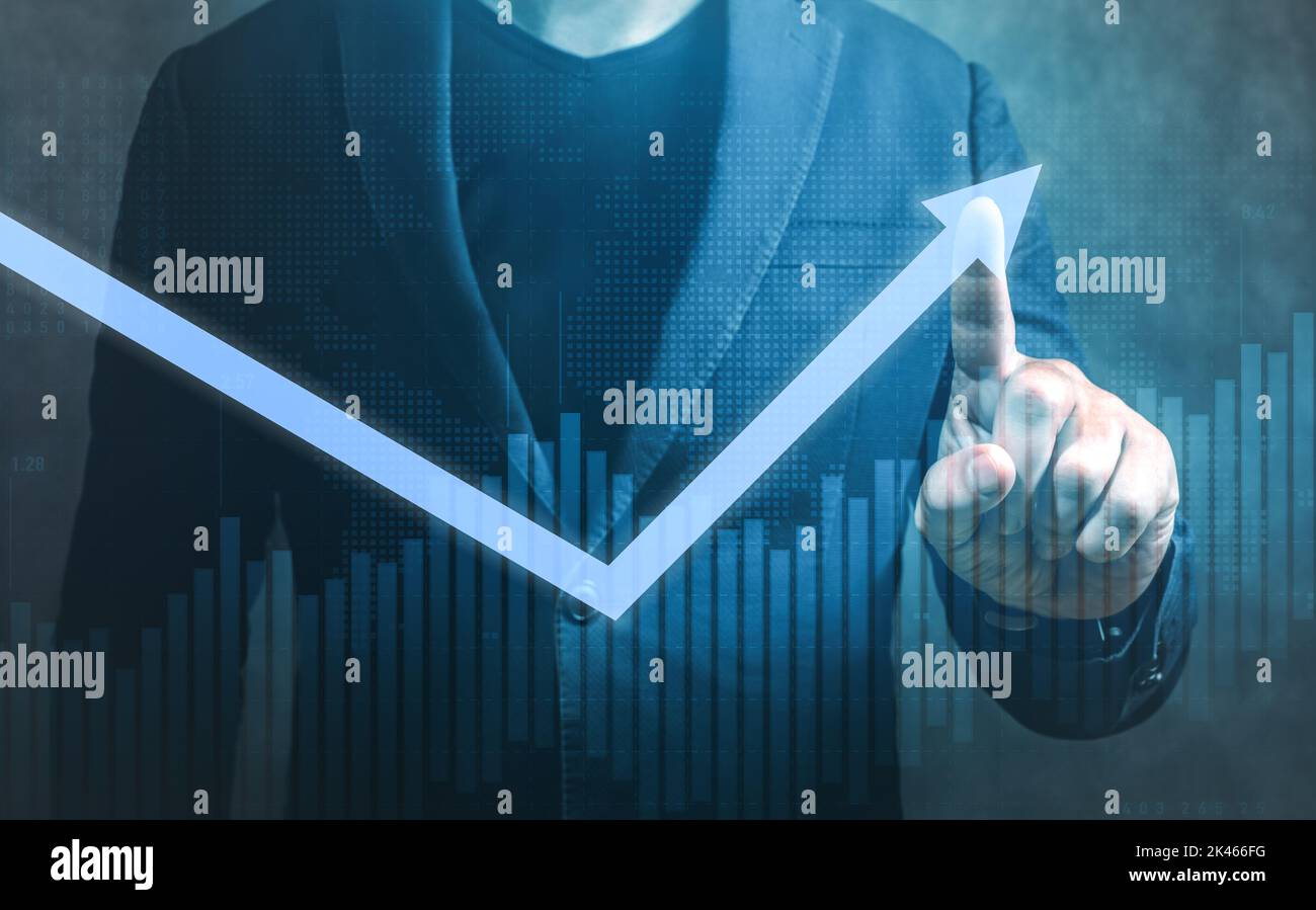 Geschäftsmann ändert die Pfeilrichtung auf der Karte, von fallend zu steigend. Führung, kompetentes Management, richtige Strategie, Weg aus der Krise Stockfoto
