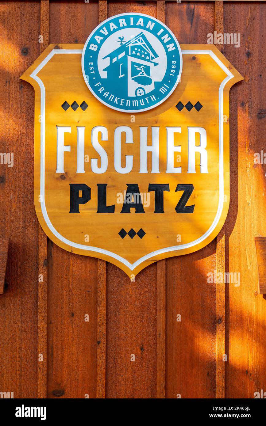 Das Bayerische Inn Fischer Platz Ist Ein Schild An Einem Platz Im Freien, Auf Dem Veranstaltungen In Frankenmuth, Michigan, Stattfinden Stockfoto