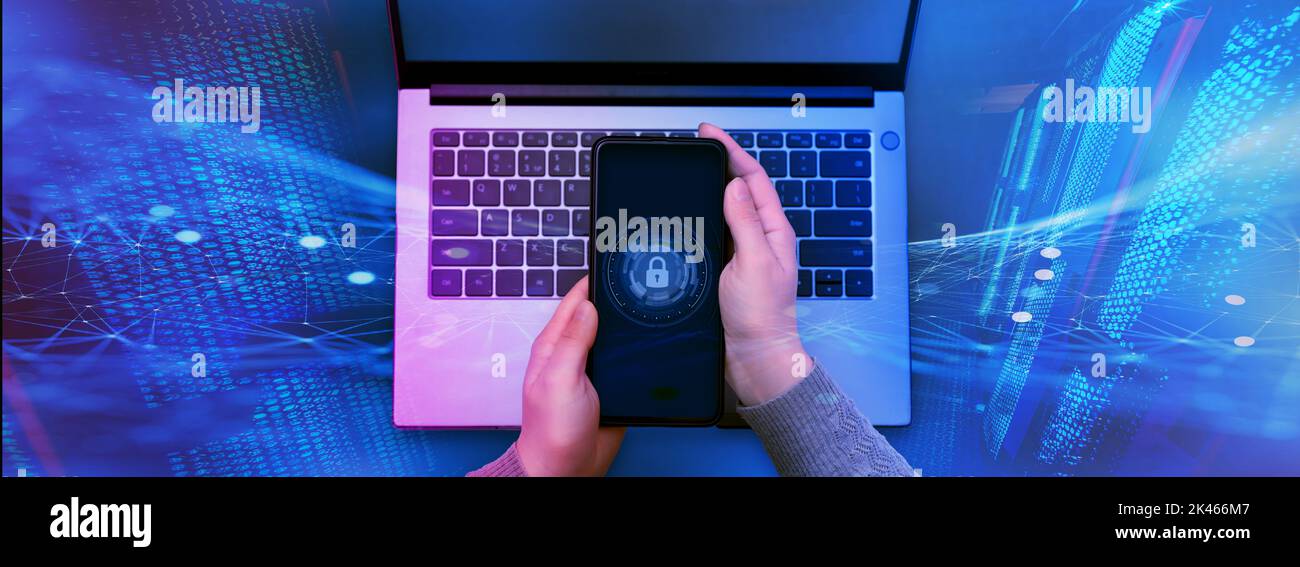 Cybersicherheit. Telefonsperre zum Schutz vor Cyberbetrug und Online-Datenbetrug. Digitale Cybersicherheit und Netzwerkschutz. Digitaler Bildschirm, virtuell weltweitd Stockfoto