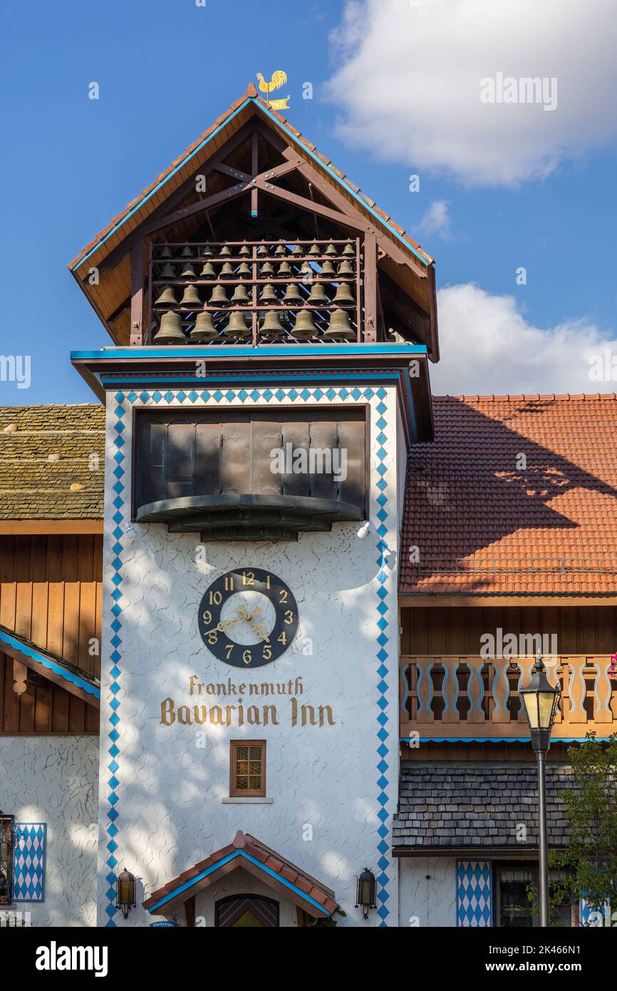 The Bavarian Inn Glockenspiel Eine Reihe von Glocken mit Figuren, die aus den Lower Doors in Frankenmuth, Michigan, USA, kommen Stockfoto