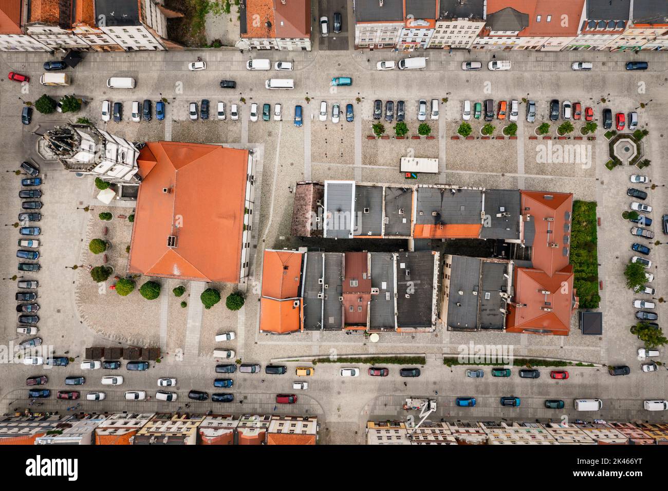 Paczków, Luftaufnahme des Hauptplatzes und des Rathauses, Mietshäuser, Dächer und Autos, September 2022. Stockfoto