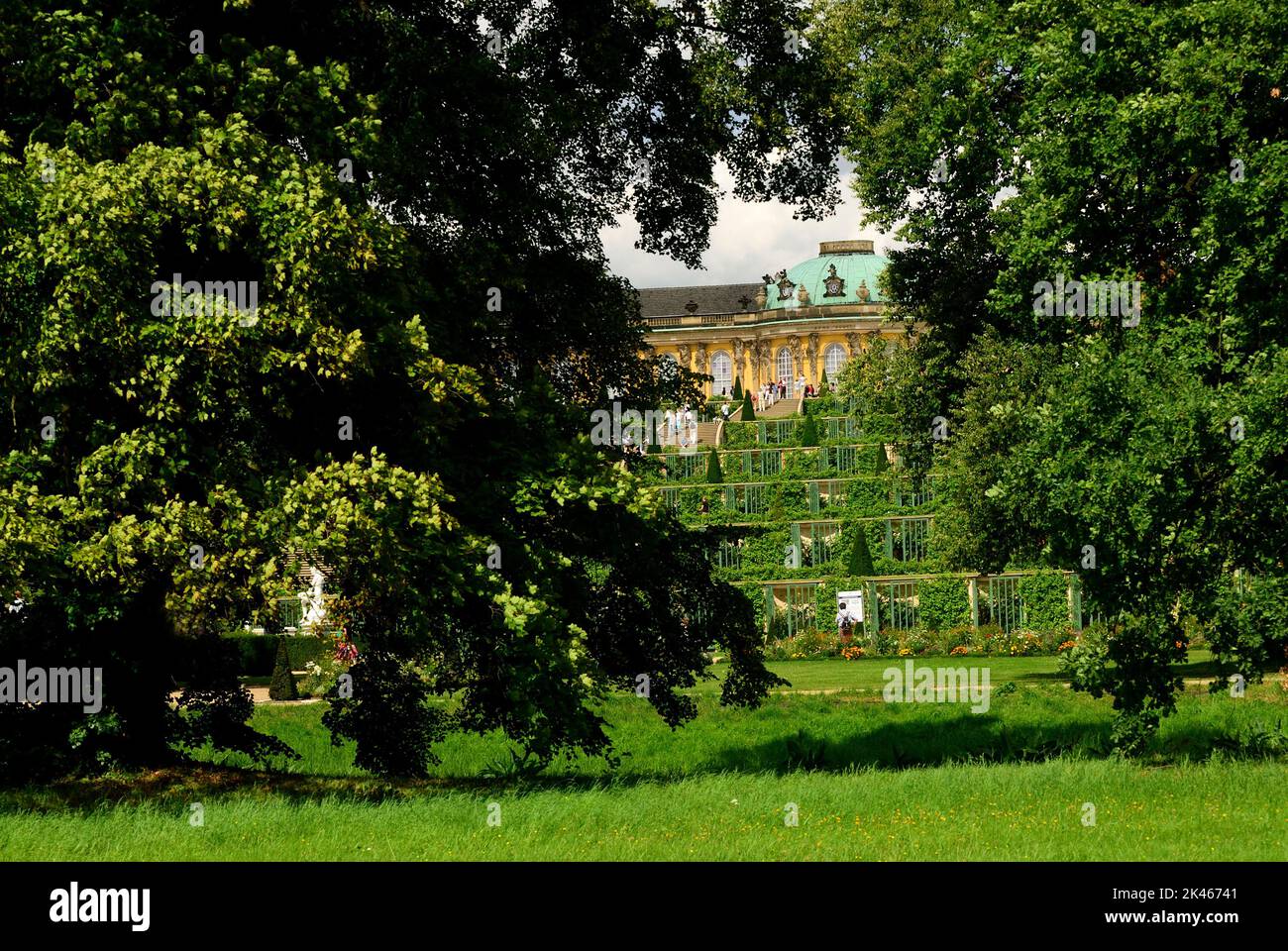 Park Schloss,Schloss Sanssouci Blauer Himmel Architektur Potsdam Brandenburg,Weltkulturerbe UNESCO Deutschland Europa Architektur, Barock, Bauen, sorglos, sorglos, Schloss, Jahrhundert, Kirche, evangelische Friedenskirche im Schlosspark sanssouci, Klassizismus, Kreuzgang, europa, berühmt, deutschland, historisch, Wahrzeichen, geschmückt, Palast, potsdam, preußen, Rokoko, sanssouci, Skulptur, Anblick, Sehenswürdigkeiten, Treppe, Treppe, Statue, Terrasse, Foto Kazimierz Jurewicz Stockfoto