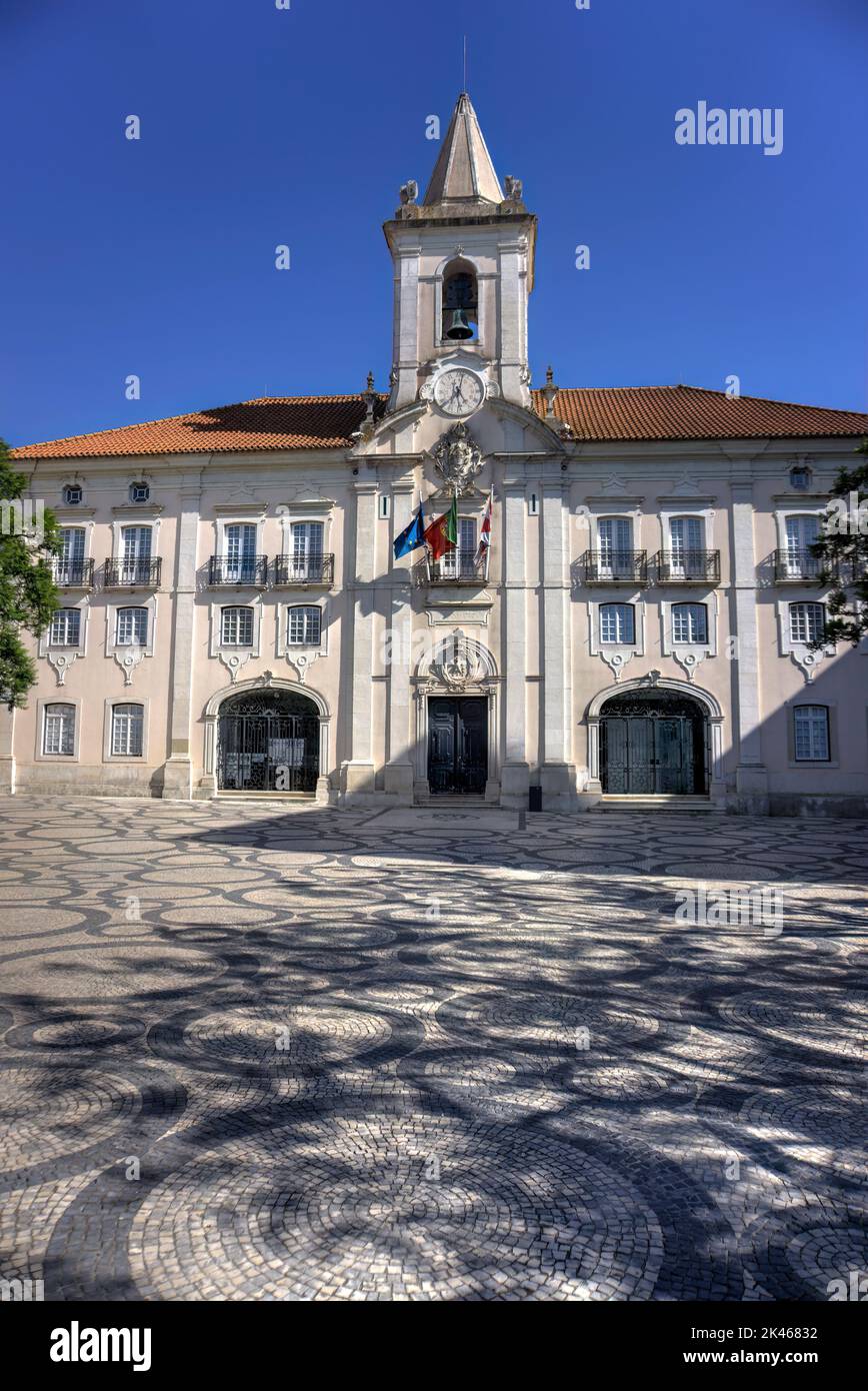 Aveiro, Portugal - 14. August 2022: Vertikale Aufnahme des bezirksrats-Gebäudes mit lokalen, nationalen und EU-Flaggen und verzierten Bodenfliesen im Vordergrund Stockfoto