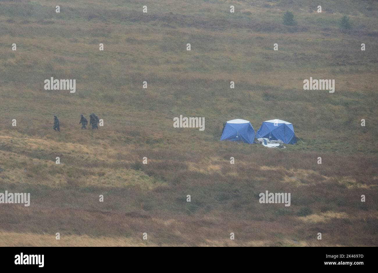 Menschen suchen ein Gebiet auf Saddleworth Moor im Nordwesten Englands, wo die Greater Manchester Police nach den Überresten der Leiche von Keith Bennett sucht, der 1964 von den Maurermördern Myra Hindley und Ian Brady getötet wurde. Bilddatum: Freitag, 30. September 2022. Stockfoto