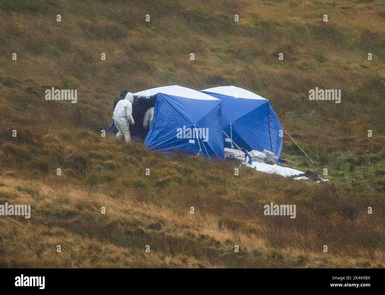 Die Polizei zeltet in einem Gebiet, das auf Saddleworth Moor im Nordwesten Englands durchsucht wird, um nach den Überresten der Leiche von Keith Bennett zu suchen, der 1964 von den Mauren-Mördern Myra Hindley und Ian Brady getötet wurde. Bilddatum: Freitag, 30. September 2022. Stockfoto