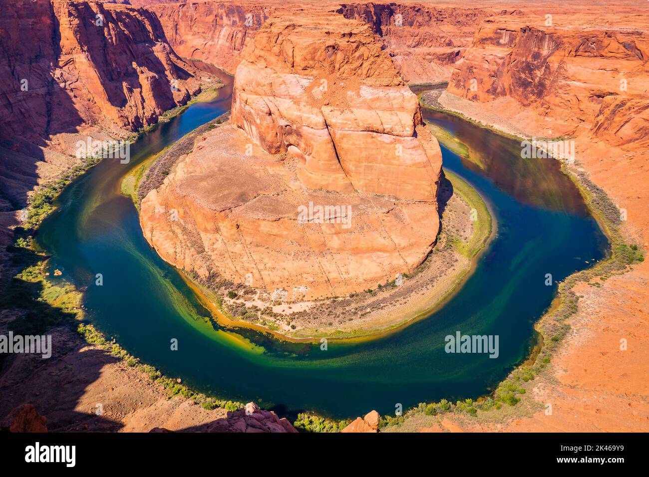 Hufeisenbogen über dem smaragdgrünen Colorado River bei Sonnenuntergang, Page, Arizona, USA Stockfoto