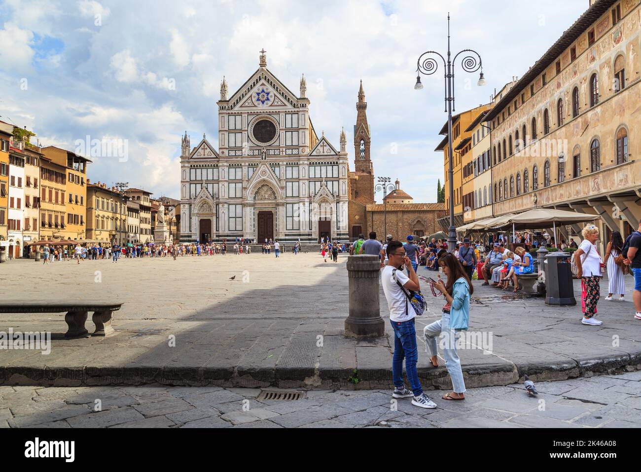 FLORENZ, ITALIEN - 18. SEPTEMBER 2018: Blick auf die Piazza und die Basilica di Santa Croce. Stockfoto