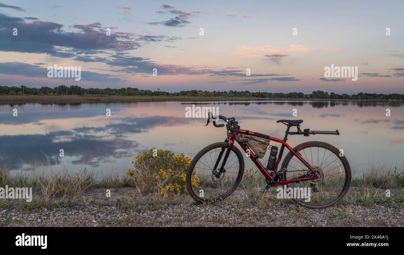 Schotterfahrrad mit Kopf- und Rückleuchten auf einer unbefestigten Straße in der Landschaft Colorados Stockfoto