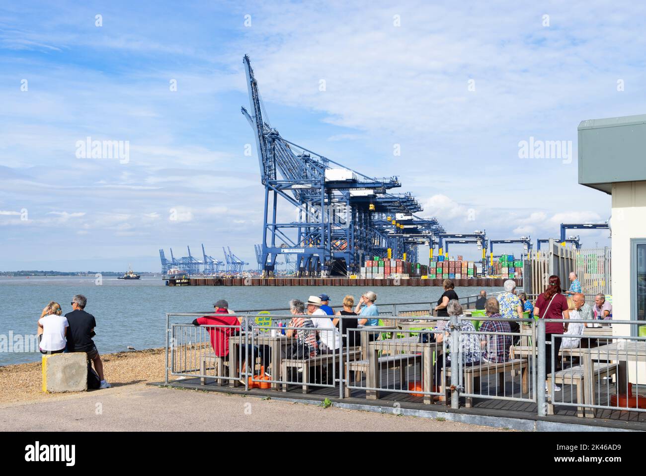 View Point Cafe die Menschen beobachten die Schifffahrt am Hafen Felixstowe mit Kranen am Hafen von Felixstowe Containerhafen Felixstowe Suffolk England GB Europa Stockfoto