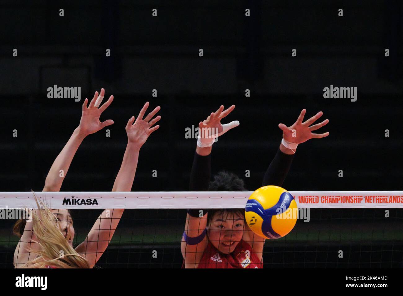 Arnhem, Niederlande. 30. September 2022. Yuan Xinyue (R) und Diao Linyu aus China blockieren den Ball während des Phase-1-Pool-D-Spiels zwischen China und der Tschechischen Republik bei der Volleyball-Frauen-Weltmeisterschaft 2022 in Arnhem, Niederlande, 30. September 2022. Quelle: Meng Dingbo/Xinhua/Alamy Live News Stockfoto