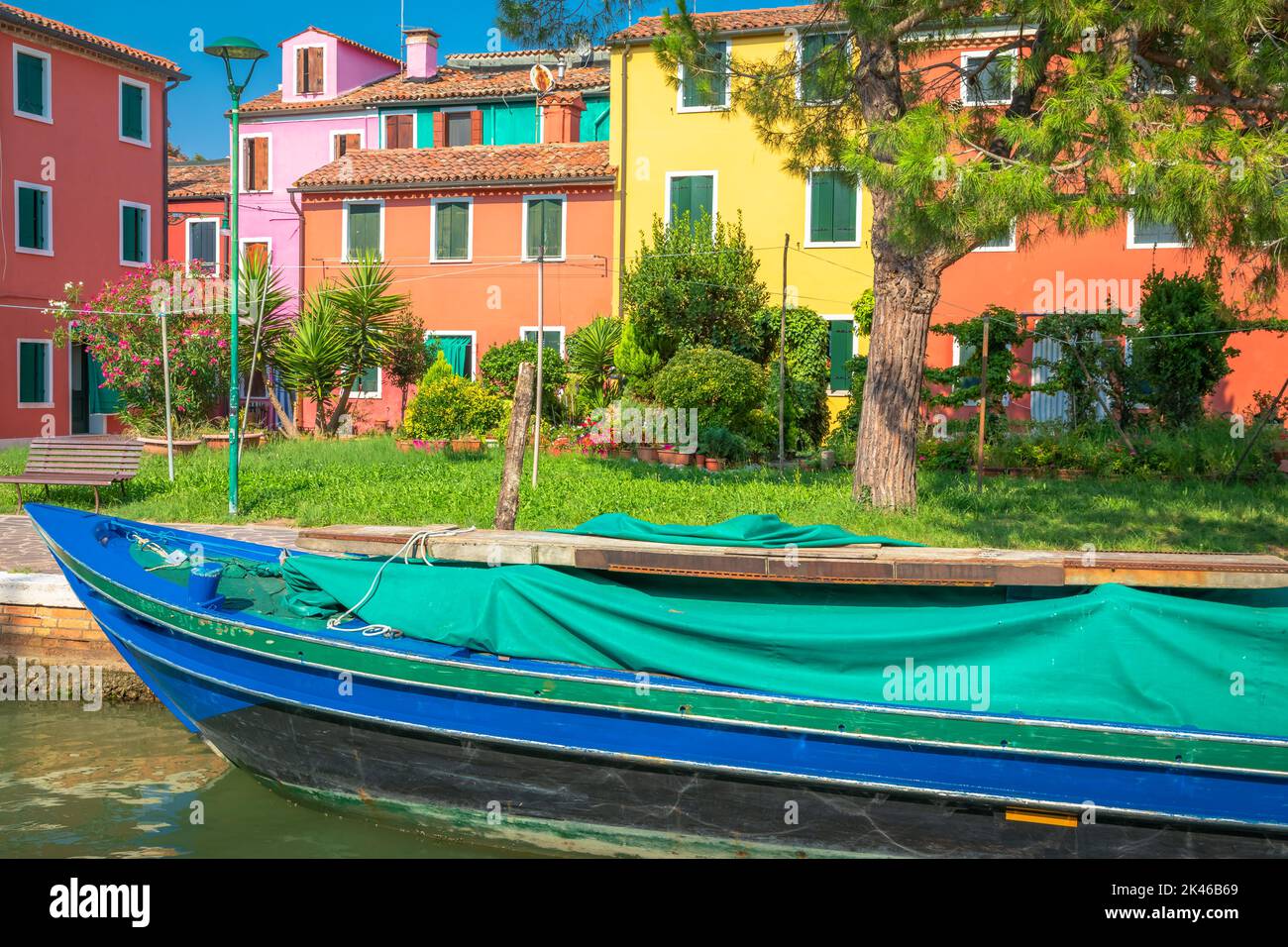 Burano Inselkanal, bunte Häuser und Boote, venezianische Lagune, Italien Stockfoto