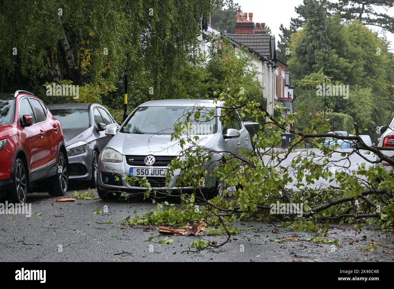 Edgbaston, Birmingham - September 30. 2022 - die Fahrer verhandeln während starker Winde und Regenfälle, die das Land getroffen haben, über einen abgestürzten Baumzweig auf der Harrison Road in Edgbaston. PIC Credit: Scott CM/Alamy Live News Stockfoto