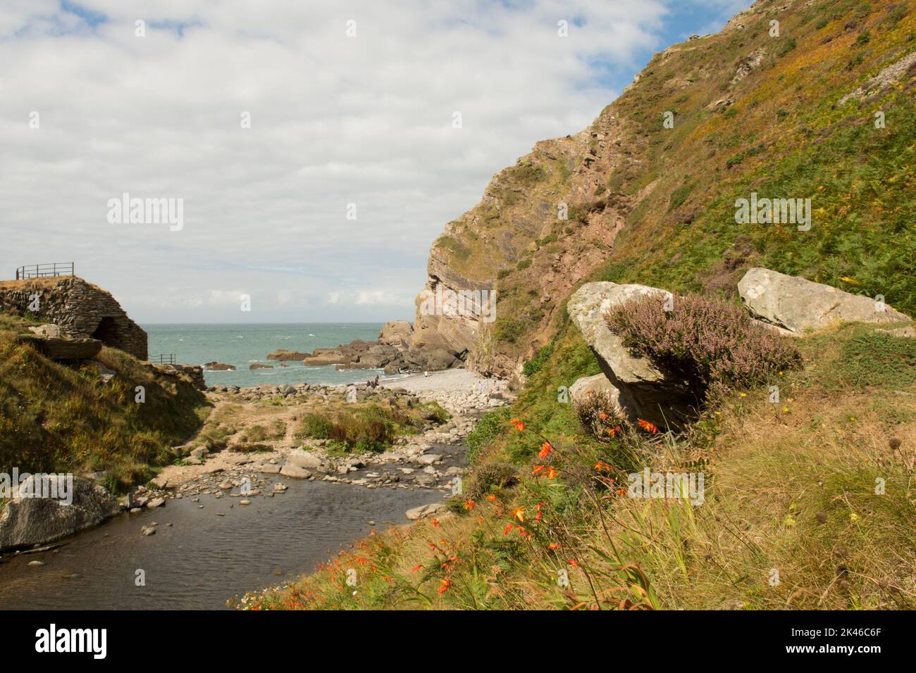 Meer, Hügel und Strand bei Heddon's Mouth, Heddon Valley, River Heddon, North Devon Coast, Großbritannien, August Stockfoto
