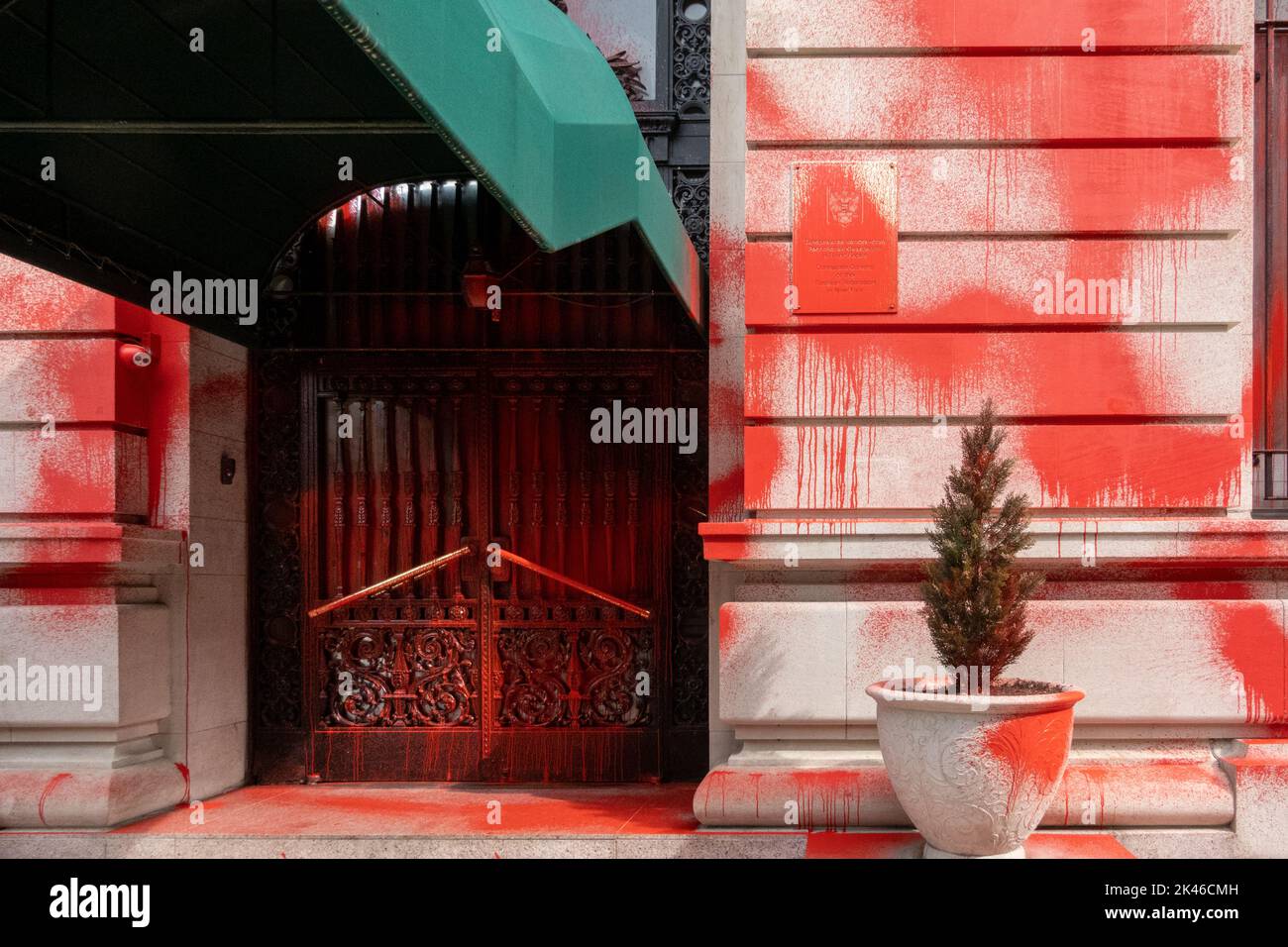 New York, USA. 30. September 2022. Das russische Generalkonsulat erschien mit roter Farbe, Stunden bevor der russische Präsident Wladimir Putin die Annexion von vier Regionen der Ukraine ankündigte, ein Schritt, der globale Empörung auslöste und von den Vereinten Nationen weithin als illegal verprellt wurde. Kredit: Enrique Shore/Alamy Live Nachrichten Stockfoto