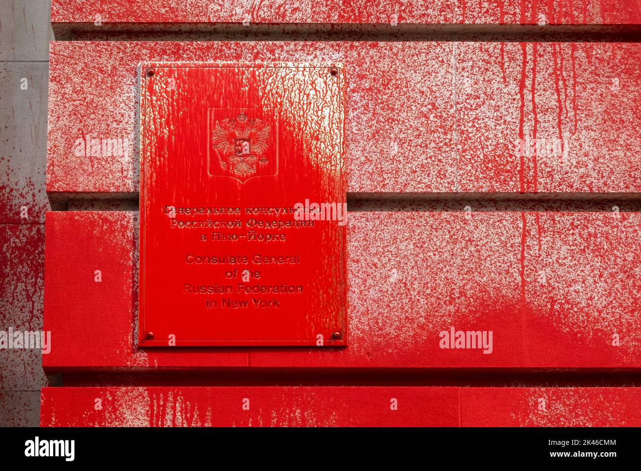 New York, USA. 30. September 2022. Das russische Generalkonsulat erschien mit roter Farbe, Stunden bevor der russische Präsident Wladimir Putin die Annexion von vier Regionen der Ukraine ankündigte, ein Schritt, der globale Empörung auslöste und von den Vereinten Nationen weithin als illegal verprellt wurde. Kredit: Enrique Shore/Alamy Live Nachrichten Stockfoto