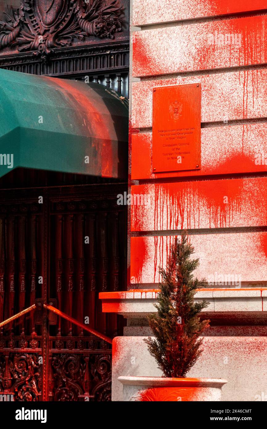 New York, USA. 30. September 2022. Das russische Generalkonsulat erschien mit roter Farbe, Stunden bevor der russische Präsident Wladimir Putin die Annexion von vier Regionen der Ukraine ankündigte, ein Schritt, der globale Empörung auslöste und von den Vereinten Nationen weithin als illegal verprellt wurde. Kredit: Enrique Shore/Alamy Live Nachrichten Stockfoto