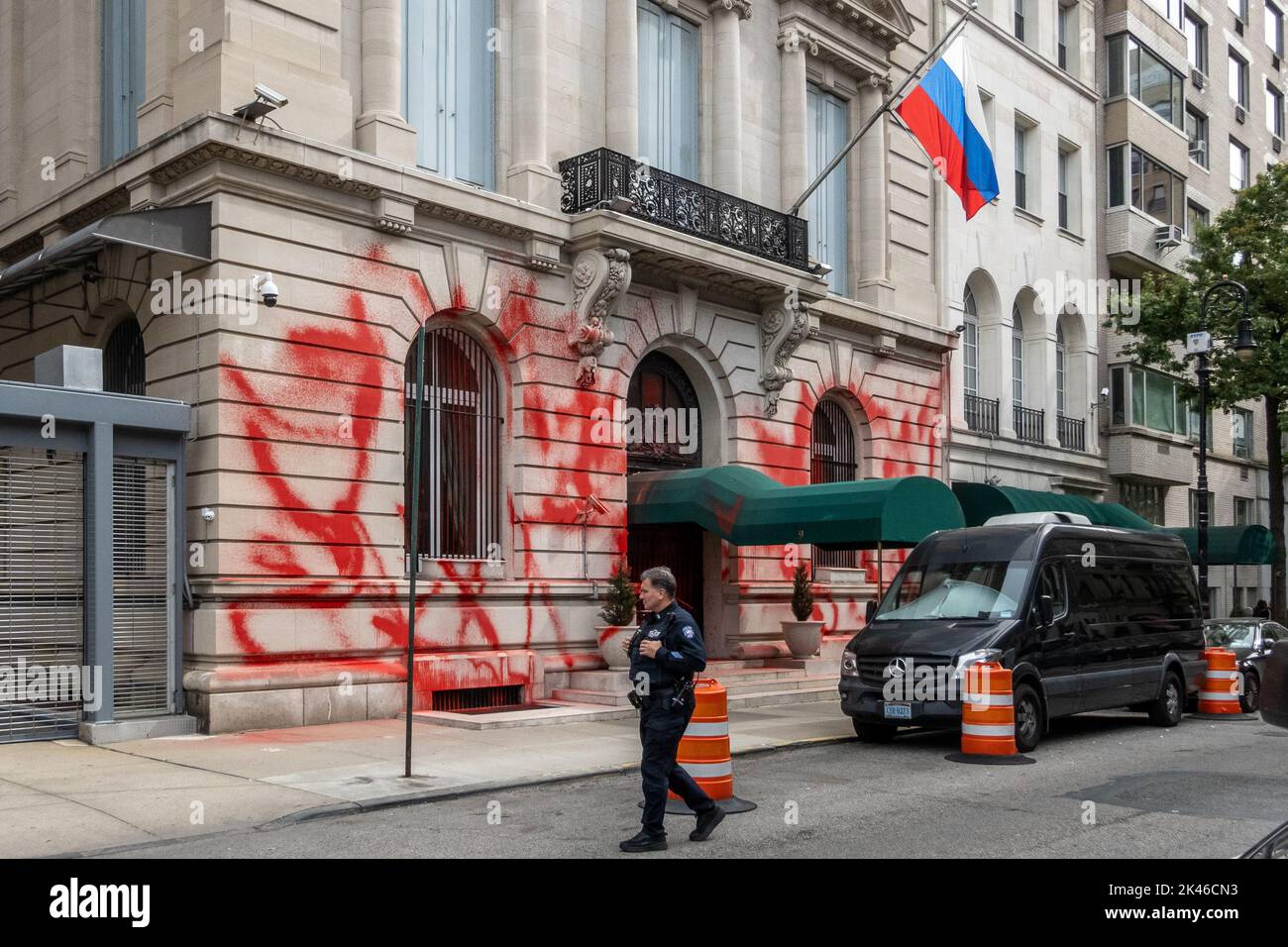 New York, USA. 30. September 2022. Ein Mitglied der Antiterrorgruppe der New Yorker Polizeibehörde wacht vor dem russischen Generalkonsulat, nachdem das Gebäude mit roter Farbe verwüstet wurde, Stunden bevor der russische Präsident Wladimir Putin die Annexion von vier Regionen der Ukraine ankündigte. Ein Schritt, der weltweite Empörung auslöste und von den Vereinten Nationen weithin als illegal verprellt wurde. Kredit: Enrique Shore/Alamy Live Nachrichten Stockfoto