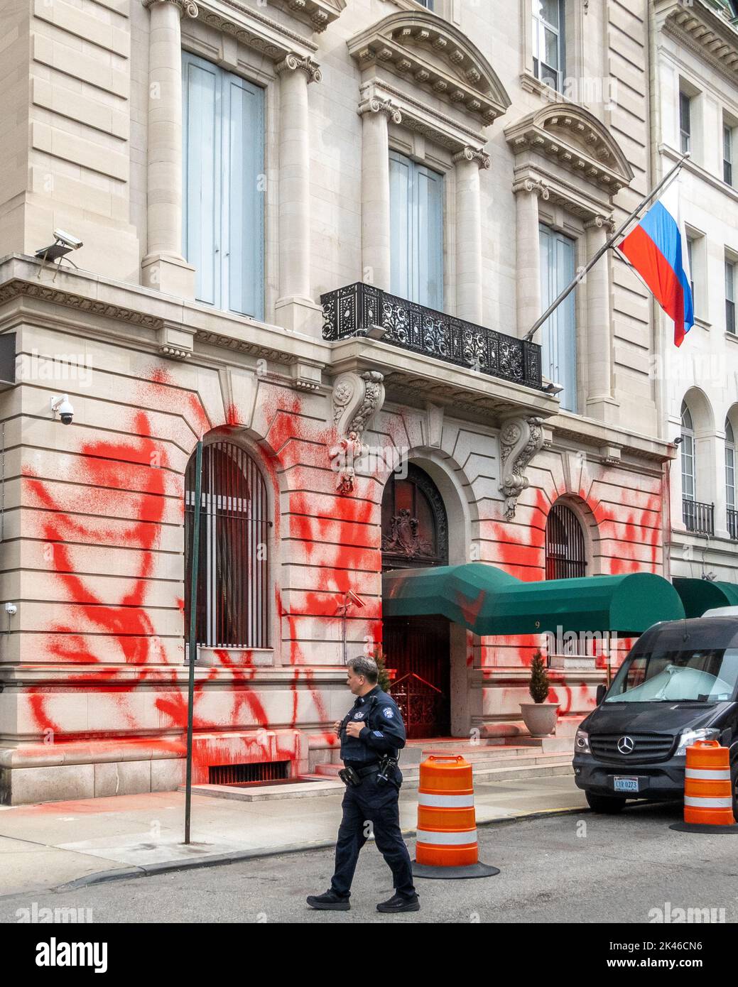 New York, USA. 30. September 2022. Ein Mitglied der Antiterrorgruppe der New Yorker Polizeibehörde wacht vor dem russischen Generalkonsulat, nachdem das Gebäude mit roter Farbe verwüstet wurde, Stunden bevor der russische Präsident Wladimir Putin die Annexion von vier Regionen der Ukraine ankündigte. Ein Schritt, der weltweite Empörung auslöste und von den Vereinten Nationen weithin als illegal verprellt wurde. Kredit: Enrique Shore/Alamy Live Nachrichten Stockfoto