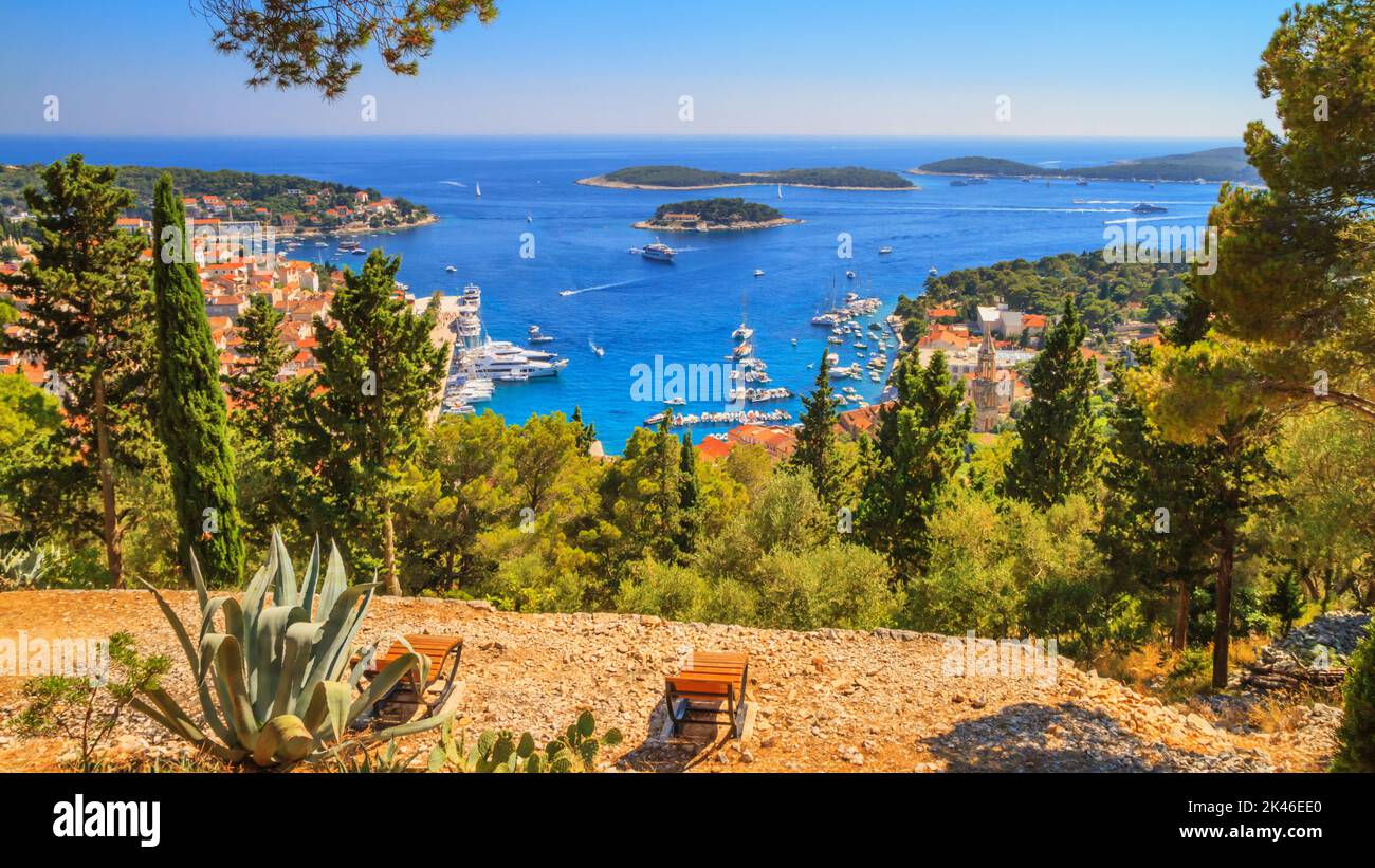 Küstensommerlandschaft - Draufsicht auf den Stadthafen der Stadt Hvar, die Insel Hvar, die Adriaküste Kroatiens Stockfoto