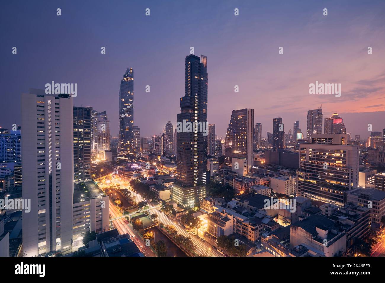 Blick auf die Skyline der Stadt bei Nacht. Innenstadt mit Wolkenkratzern und moderner Architektur. Bangkok, Thailand Stockfoto