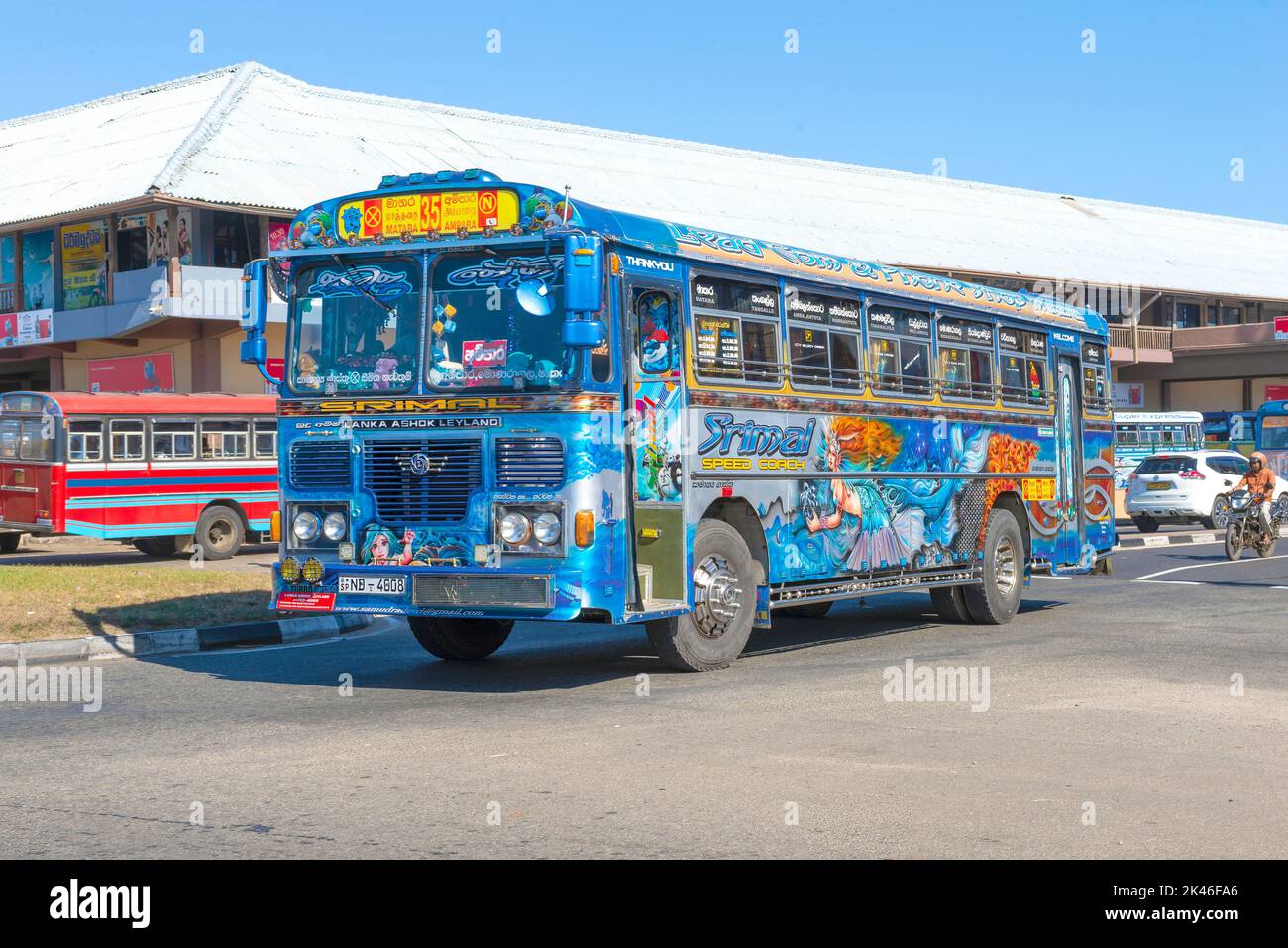 MATARA, SRI LANKA - 17. FEBRUAR 2020: Intercity-Bus mit Airbrushing auf einer Stadtstraße Stockfoto