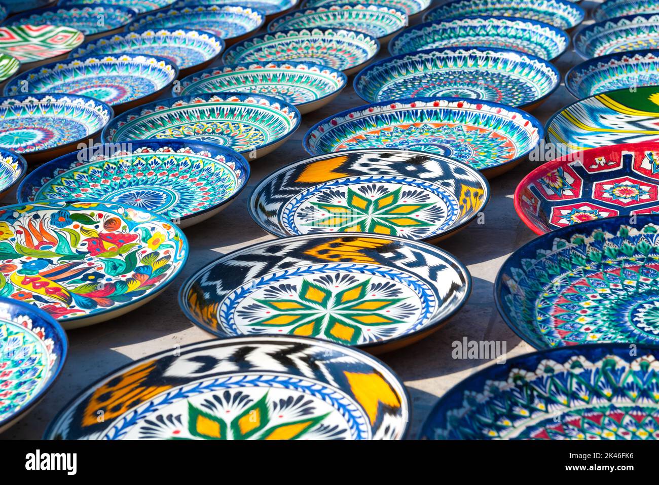 BUCHARA, USBEKISTAN - 09. SEPTEMBER 2022: Bunte Teller mit traditionellen nationalen Mustern aus nächster Nähe Stockfoto