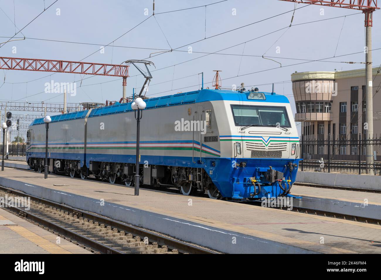 BUKHARA, USBEKISTAN - 11. SEPTEMBER 2022: Chinesische zweigeschnittige Ladungslokomotive der 2O'ZUY auf dem Bahnhof Stockfoto