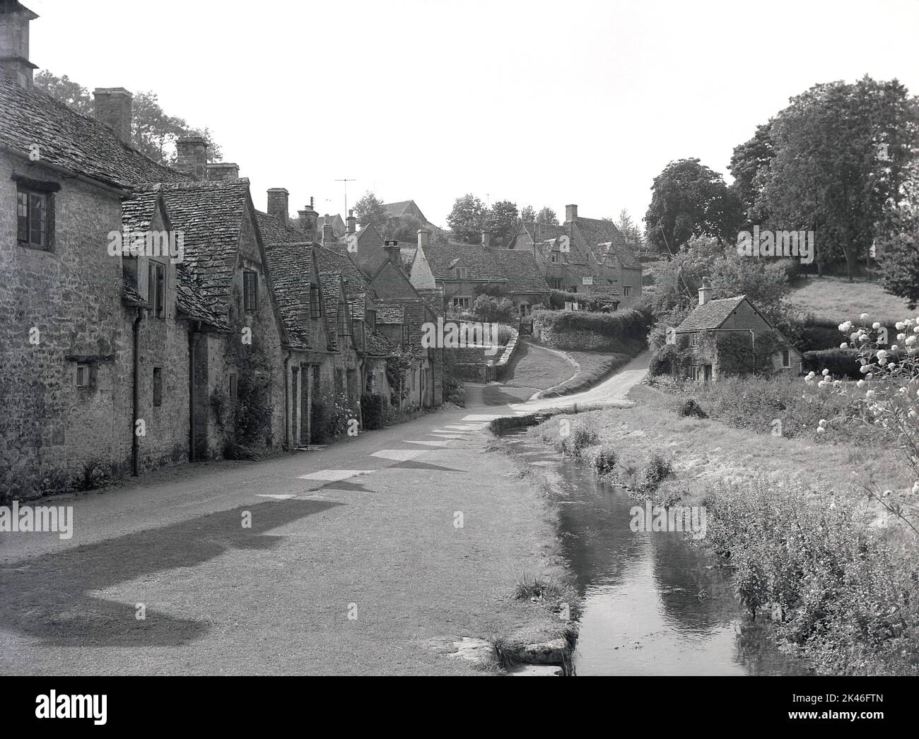 1966, historisches Bild eines Cotswold-Dorfes. Die Cotswolds, ein großes Gebiet im Südwesten Englands, sind berühmt für ihre englische Landschaft und hübsche Dörfer mit einzigartiger Architektur, viele der Gebäude aus Cotswold-Stein. Stockfoto