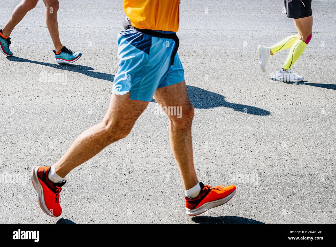 Die Beine drei Läufer laufen auf der Straße Stockfoto