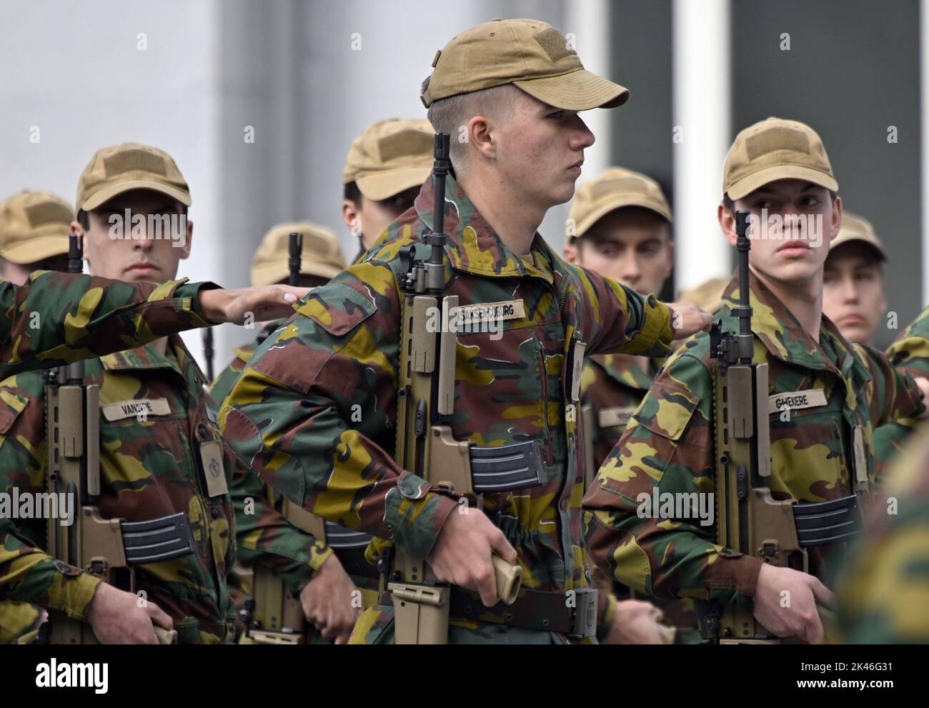 Brüssel, Belgien. 30. September 2022. Prinz Gabriel, abgebildet während der Parade der Blauen Berets, bei der den Studenten der Königlichen Militärakademie, die die militärische Initiationsphase erfolgreich abgeschlossen haben, am Freitag, dem 30. September 2022 in Brüssel eine blaue Baskenmütze überreicht wird. Prinz Gabriel studiert im ersten Jahr an der Royal Military Academy (KMS-ERM - Koninklijke Militaire School - Ecole Royale Militaire). BELGA FOTO ERIC LALMAND Kredit: Belga Nachrichtenagentur/Alamy Live News Stockfoto