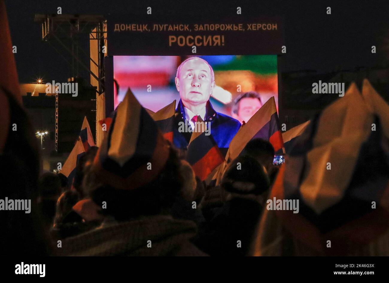 Der russische Präsident Wladimir Putin wird während eines Konzerts zur erklärten Annexion der von Russland kontrollierten Gebiete der vier ukrainischen Regionen Donezk, Luhansk, Cherson und Saporischschschja auf einer Leinwand zu sehen sein, nachdem die russischen Behörden in den besetzten Gebieten der Ukraine Volksabstimmungen abgehalten haben, die von Kiew und Regierungen weltweit verurteilt wurden, In der Nähe des Kremls und des Roten Platzes im Zentrum von Moskau, Russland, 30. September 2022. Ein Slogan auf der Leinwand lautet: 'Donezk, Luhansk, Saporischschschja, Cherson - Russland!' REUTERS/REUTERS-FOTOGRAF Stockfoto