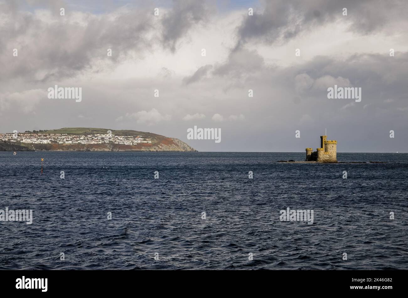 Ein weit entfernter Blick auf die Stadt Douglas in Isle of man mit dem alten St. Mary's Isle Tower of Refuge bleibt in der Douglas Bay Stockfoto