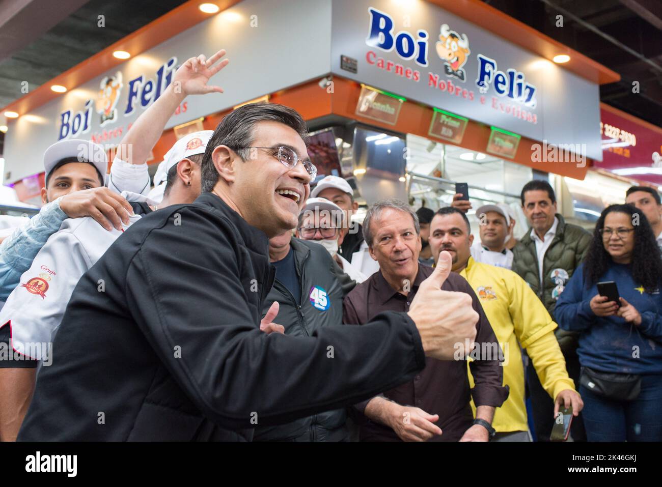 São PAULO, SP - 30.09.2022: CAMINHADA ELEITORAL DE RODRIGO GARCIA SP - Kandidat Rodrigo Marcia (PSDB) kämpft am Freitag (30.) auf dem Stadtmarkt von São Paulo. Auf dem Foto Rodrigo Garcia. (Foto: Vincent Bosson/Fotoarena) Stockfoto