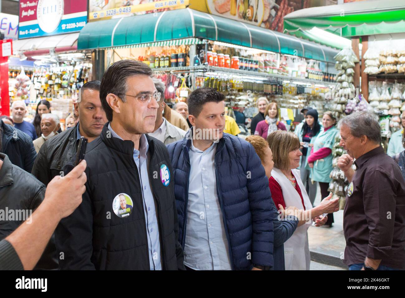 São PAULO, SP - 30.09.2022: CAMINHADA ELEITORAL DE RODRIGO GARCIA SP - Kandidat Rodrigo Marcia (PSDB) kämpft am Freitag (30.) auf dem Stadtmarkt von São Paulo. Auf dem Foto Rodrigo Garcia. (Foto: Vincent Bosson/Fotoarena) Stockfoto