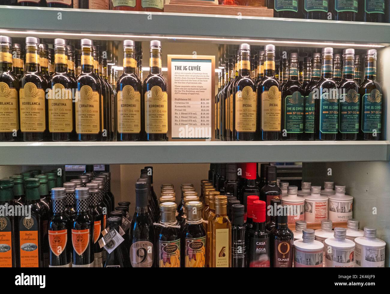 Olivenöl, das im historischen Tin Building im South Street Seaport zum Verkauf angeboten wird, enthält einige, die speziell für Jean-Georges Vongerichten gemischt wurden. Stockfoto