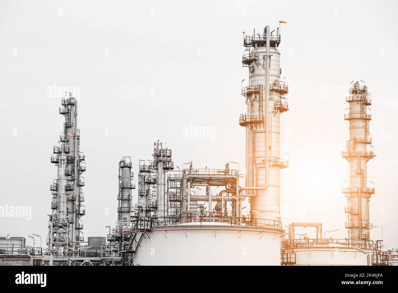 Industrial Zone, die Ausrüstung der Erdölraffination, in der Nähe von industriellen Rohrleitungen für eine Öl-Raffinerieanlage, Detail der Ölpipeline mit Ventilen in großen Oi Stockfoto
