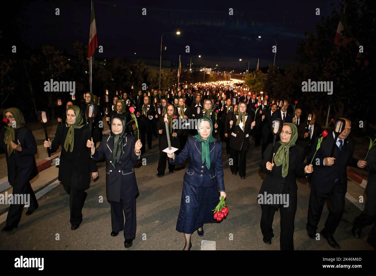 Durres, Albanien. 28. September 2022. Maryam Rajavi, die designierte Präsidentin des Nationalen Widerstandsrates des Iran (NCRI), (Zentrum), trägt eine Fackel als Hommage an die während des landesweiten Aufstands im Iran von den Sicherheitskräften Getöteten. Ausgelöst durch den Tod in Haft von Mahsa Amini, einer 22-jährigen Kurdin, wurden mindestens 300 Demonstranten während landesweiter Aufstände im Iran getötet und 15.000 verhaftet. (Foto von Siavosh Hosseini/SOPA Images/Sipa USA) Quelle: SIPA USA/Alamy Live News Stockfoto