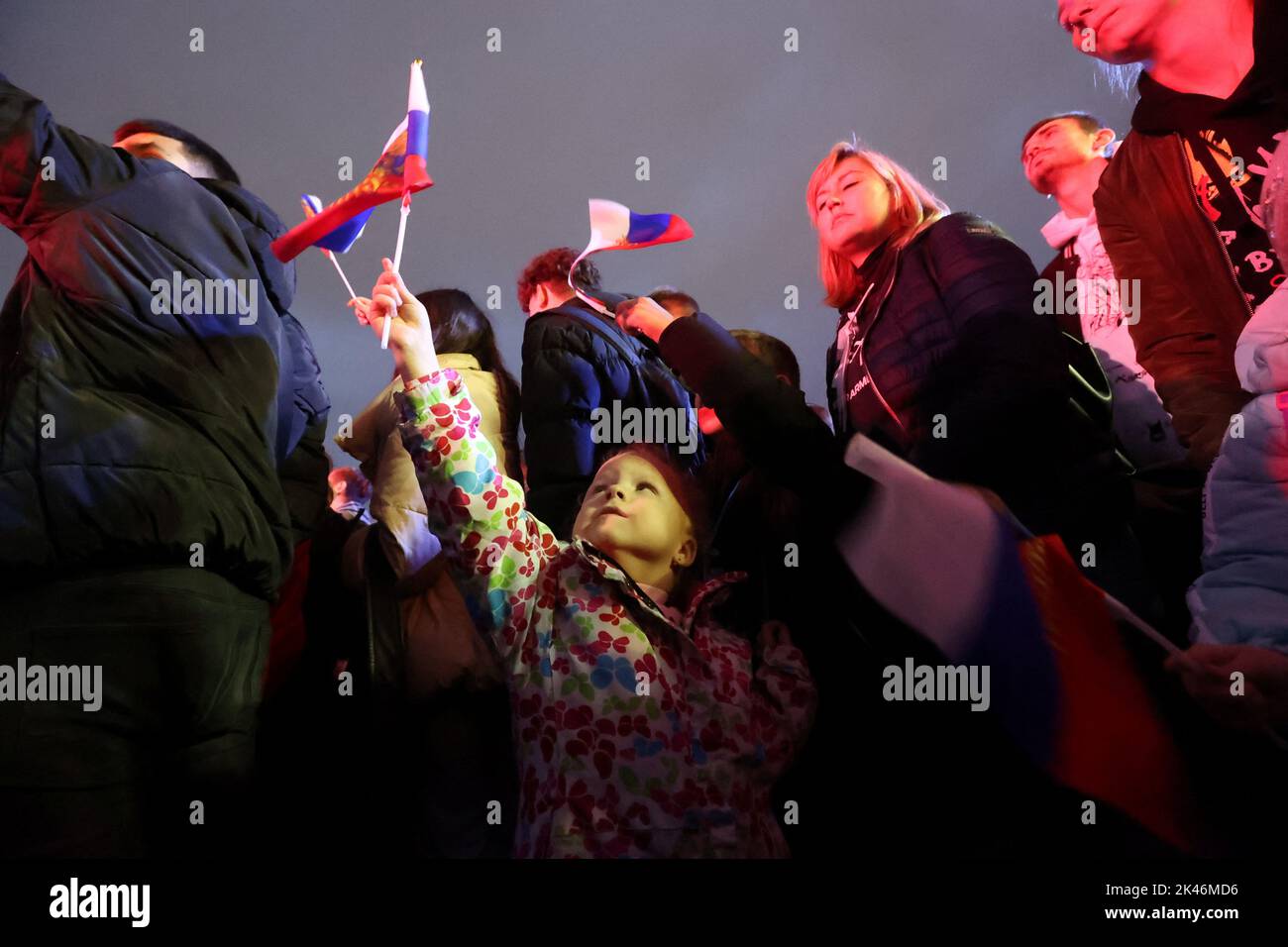 Die Menschen nehmen an einem Konzert zur erklärten Annexion der von Russland kontrollierten Gebiete der vier ukrainischen Regionen Donezk, Luhansk, Cherson und Saporischschschja Teil, nachdem sie in den besetzten Gebieten der Ukraine, die von Kiew und Regierungen weltweit verurteilt wurden, Volksabstimmungen abgehalten haben, die die russischen Behörden auf dem Roten Platz im Zentrum von Moskau, Russland, 30. September 2022. REUTERS/REUTERS-FOTOGRAF Stockfoto