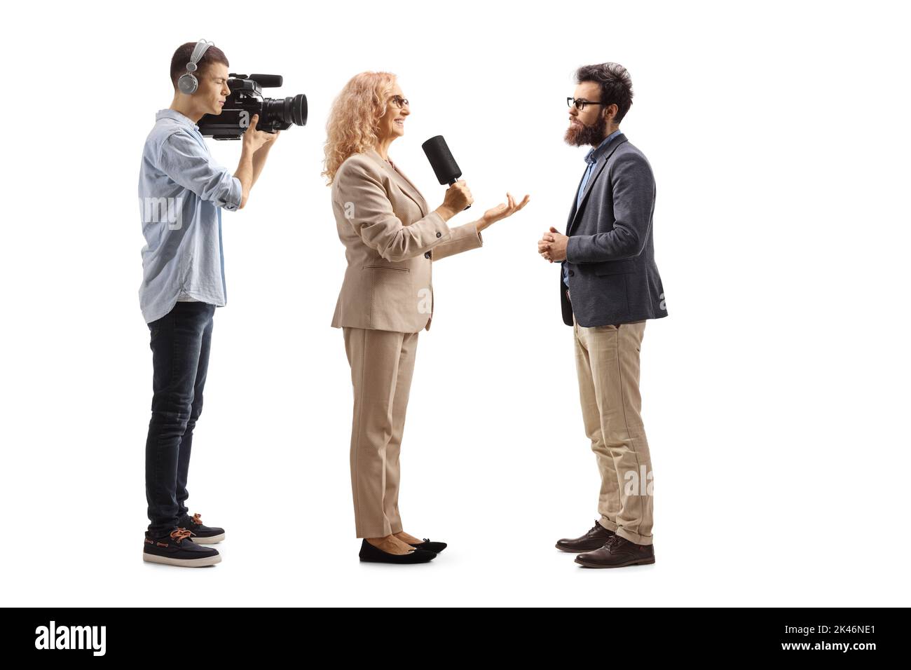 Weibliche Reporterin interviewte einen Mann und einen Kameramann, der isoliert auf weißem Hintergrund aufzeichneten Stockfoto